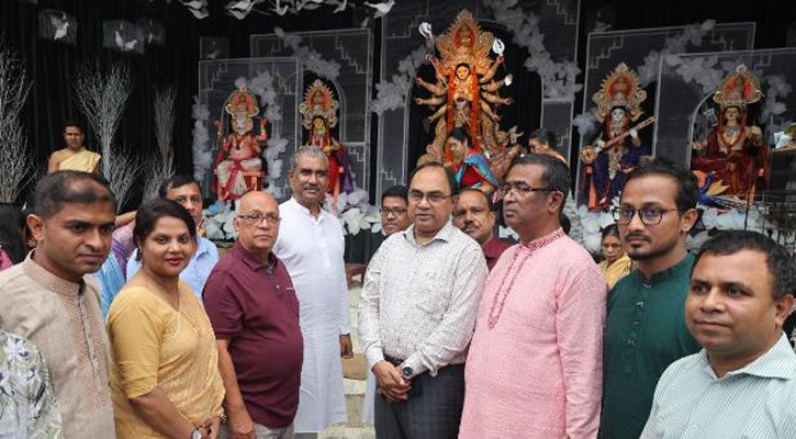 চট্টগ্রামে পূজামণ্ডপ পরিদর্শন করলেন উপদেষ্টা ফারুক ই আজম